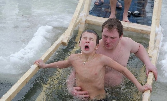 Неужели и у Исуса было такое же лицо, когда его крестили? 19 неподдельных эмоций зимних купаний.