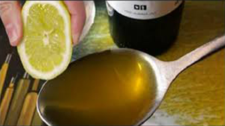 Смешайте 1 лимон с 1 столовой ложкой оливкового масла и Вы будете использовать это всю жизнь!