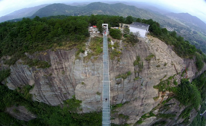 Самый длинный стеклянный мост в мире