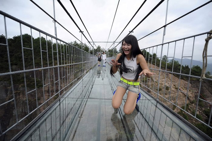 Самый длинный стеклянный мост в мире