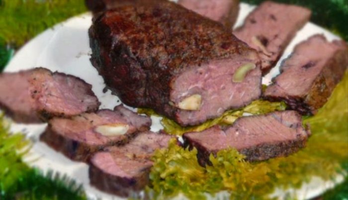 Мясное блюдо для праздничного стола: говядина, запеченная в духовке