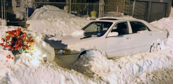 Мама и двое детей умерли в машине, пока отец чистил снег…