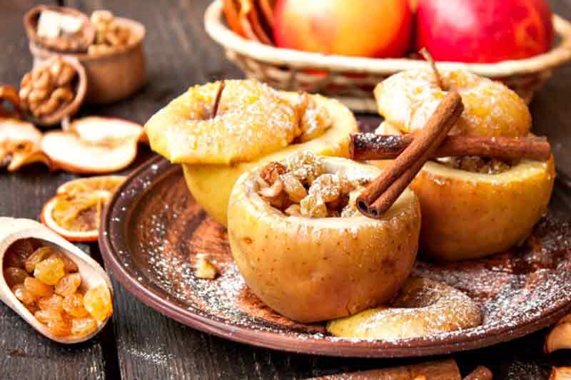 Полезный десерт: 3 простых рецепта печеных яблок