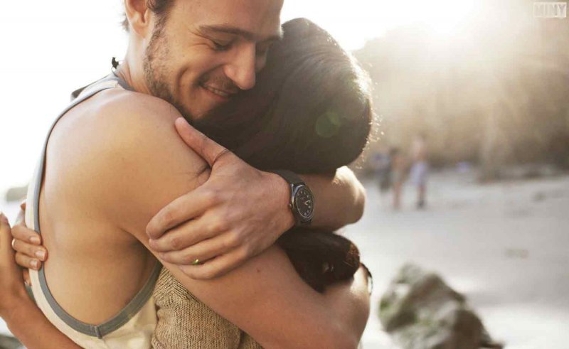 Как вы обнимаете человека и что это говорит о ваших отношениях