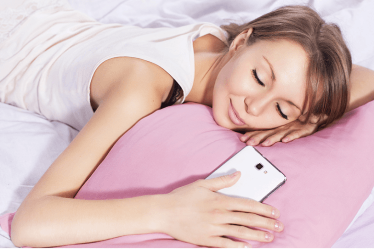 Ученые рассказали, почему нельзя спать рядом со смартфоном
