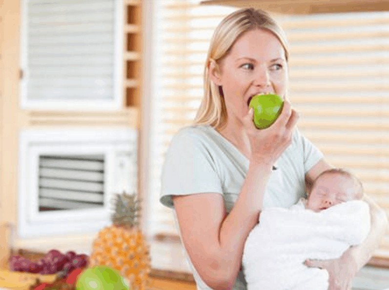 Чем питаться кормящей маме в первый месяц после родов? Советы диетолога
