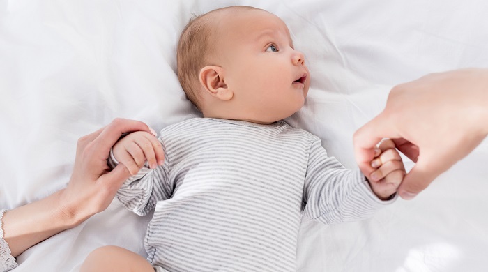 Язык тела малыша: 7 движений, которые расскажут, чего хочет ребенок